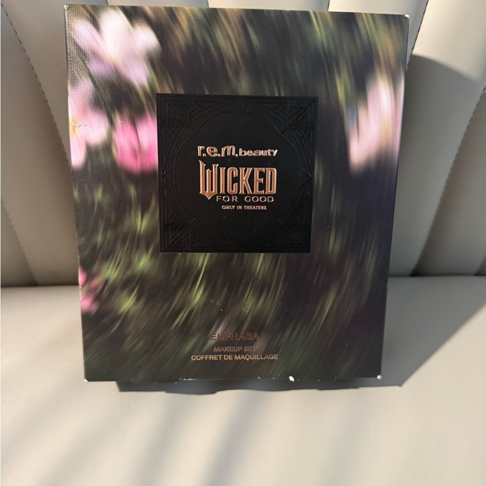 r.e.m. beauty Wicked For Good Palette – Elphaba